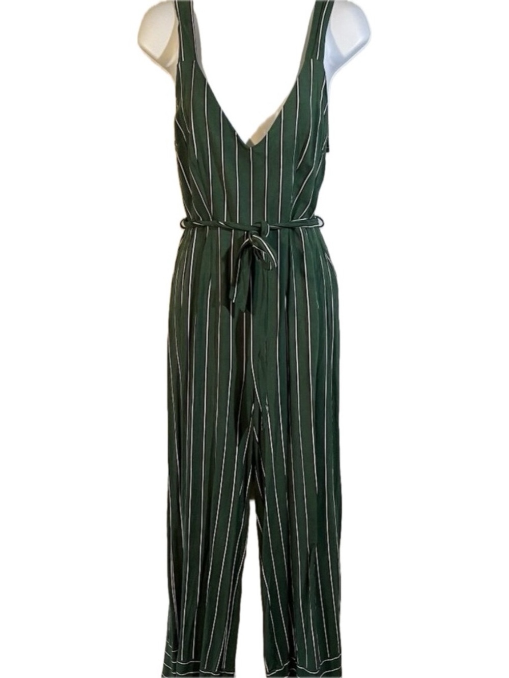 Forever 21 V Neck Jump Suit. Size Medium